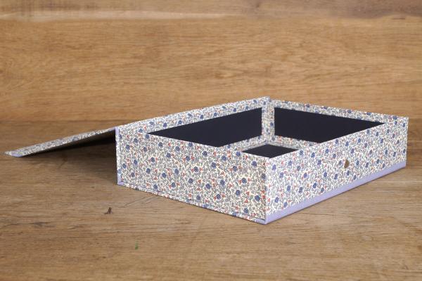 aufklappbare Regalbox mit Röschenpapier